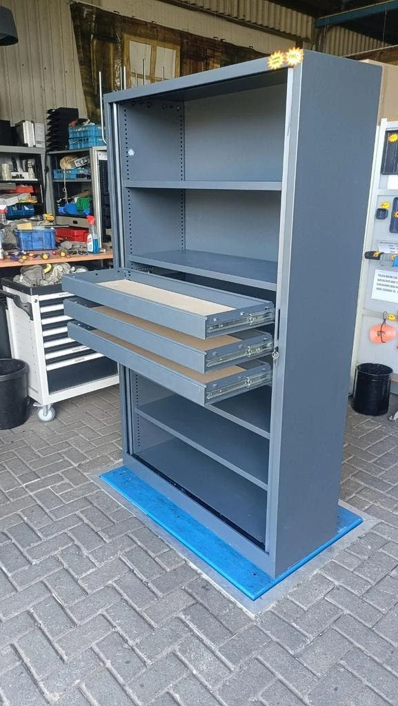 Antraciet metalen roldeurkast bij Kasten Handel Rogat