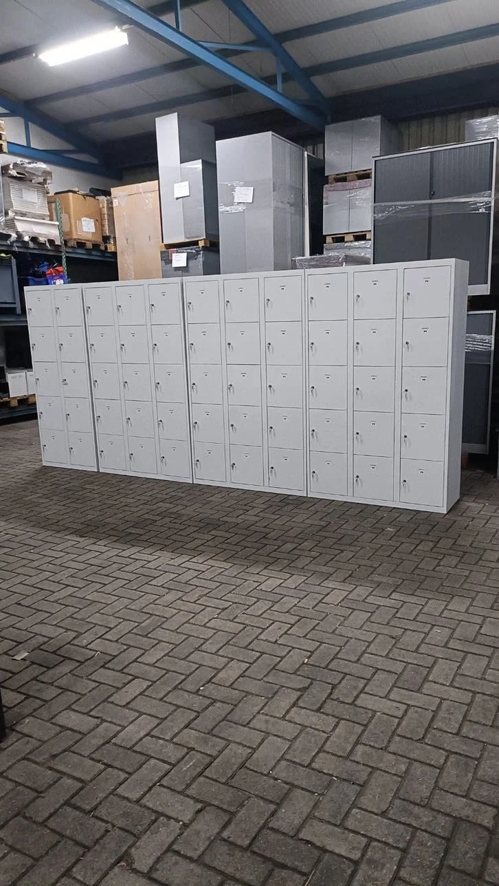 Metalen lockerkast met 15 deuren bij Kasten Handel Rogat
