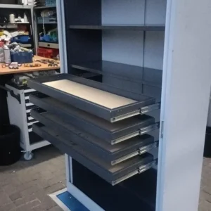 Roldeurkast met gereedschapladen bij Kasten Handel Rogat